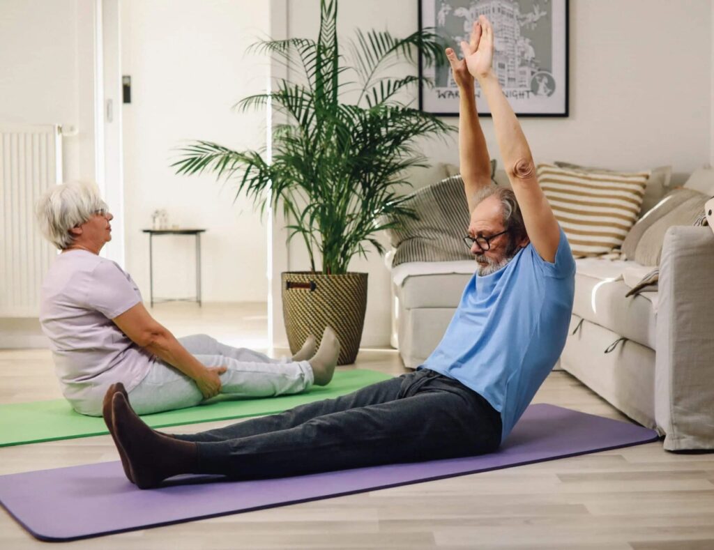 casal a fazer exercício em casa