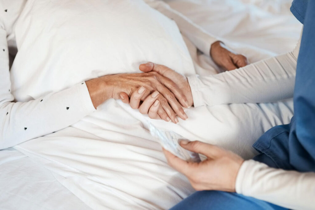 Saiba o que são as escaras e como se formam as úlceras de pressão. Conheça os fatores de risco, sinais destas lesões na pele e as suas consequências. Veja ainda como prevenir e tratar as escaras.