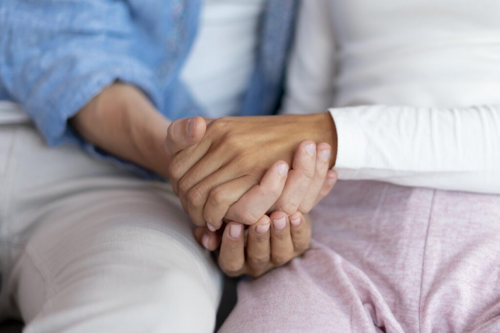 Saiba como funciona o apoio pós-hospitalar em casa, quais as suas vantagens e os serviços que inclui. Veja ainda os benefícios de recuperar em casa após um internamento hospitalar em detrimento dos lares e quais os preços do apoio pós-hospitalar em casa.