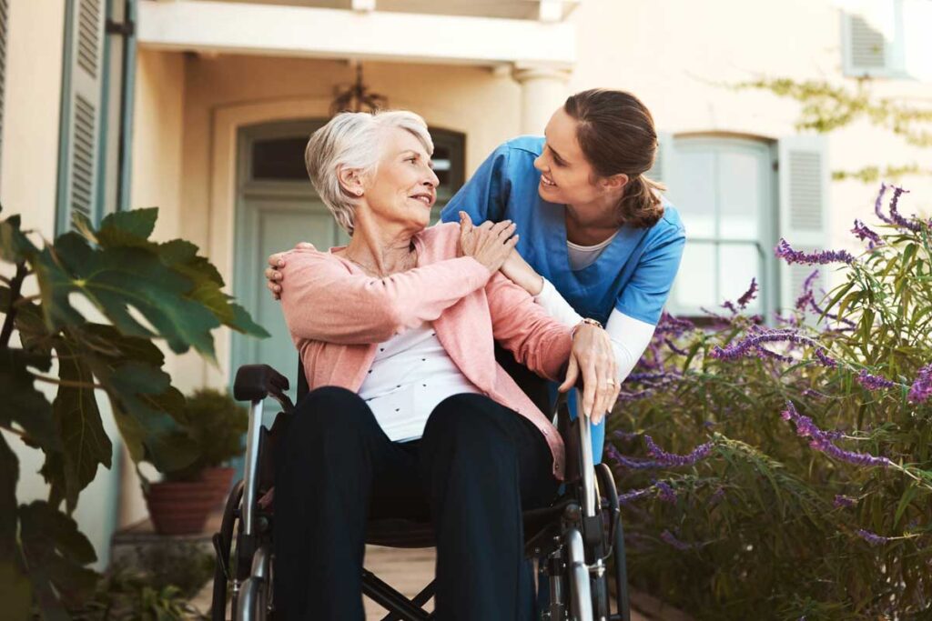 O apoio domiciliário para férias é um serviço contratado por um espaço de tempo definido que permite à família ou cuidadores desfrutarem sem preocupações dos seus momentos de descanso. Vamos explicar-lhe neste artigo como obter, o que verificar, as vantagens e quais os preços do apoio domiciliário para as férias.