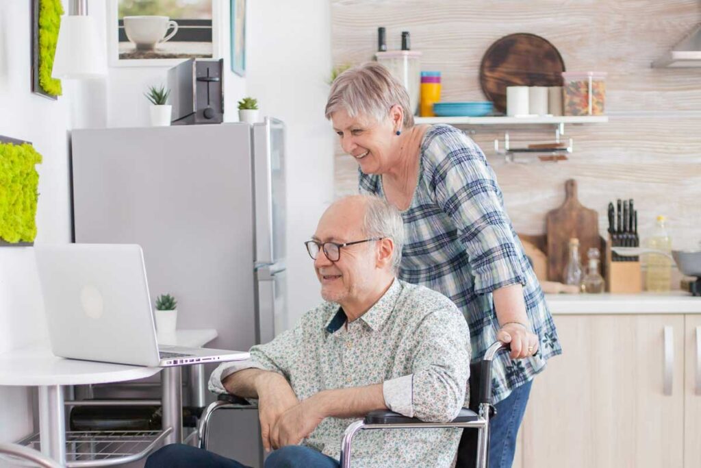 O apoio domiciliário urgente permite ter ajuda mais rápido para cuidar de idosos e dependentes. Ele é a solução imediata para problemas de saúde e outras situações inesperadas e oferece flexibilidade nos serviços, horários e preços disponíveis. Veja aqui como tudo funciona.