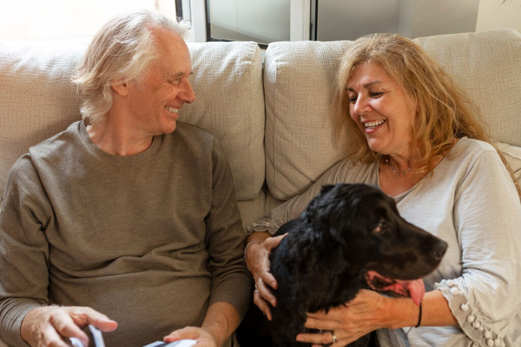 A companhia dos animais de estimação para os idosos oferece muitos benefícios. Veja-os todos aqui.