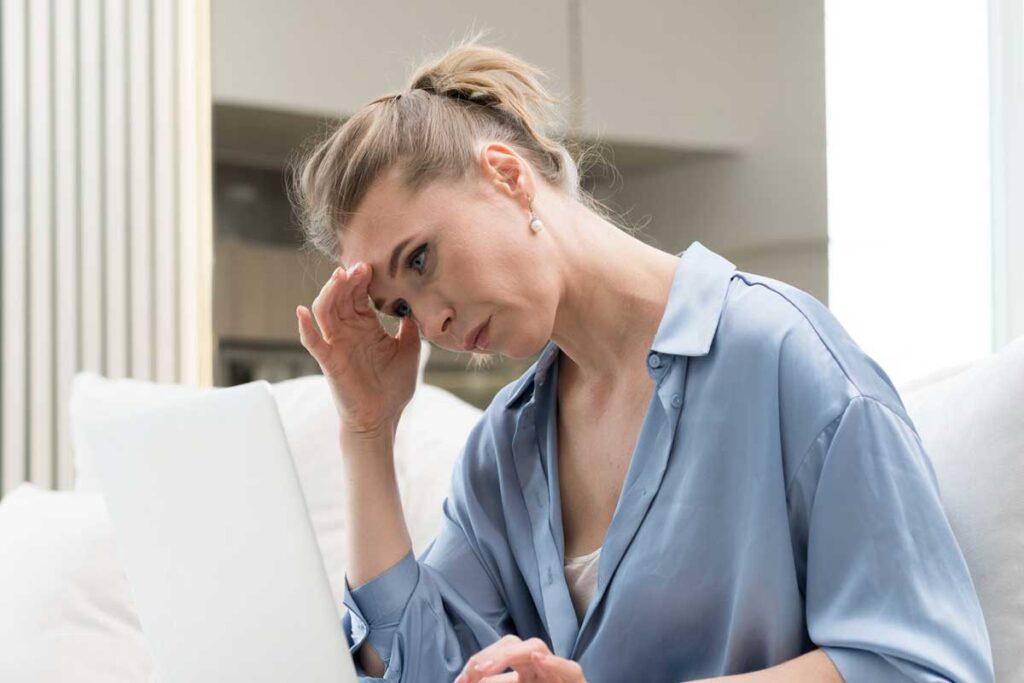 Saiba o que é o burnout do cuidador e quais as suas causas, sintomas e consequências. Veja ainda como lidar com situações de exaustão física e emocional extrema do cuidador e quais as melhores estratégias para prevenir o burnout do cuidador ou solucionar esta situação.