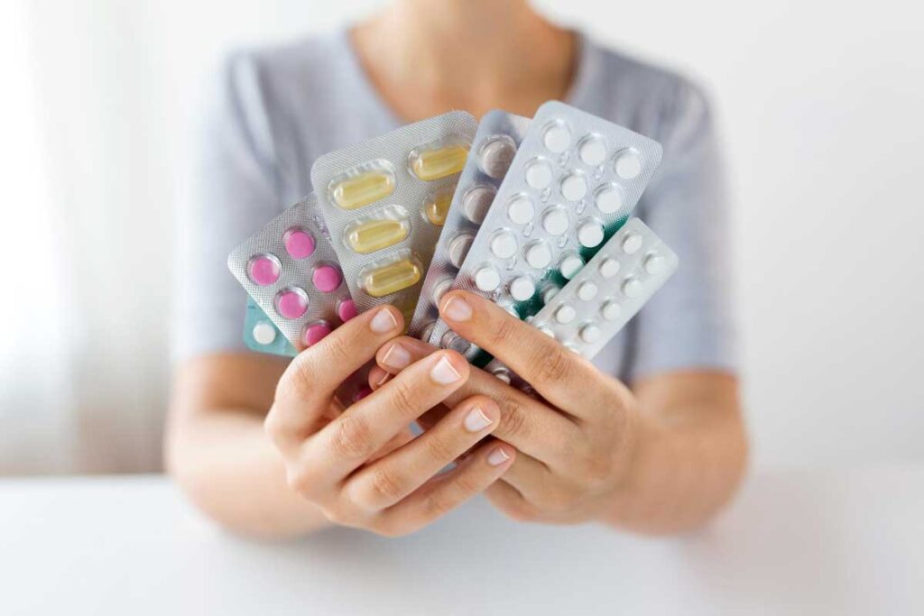 A polimedicação é a toma em períodos prolongados de cinco ou mais medicamentos. Existe uma diferença entre polimedicação adequada, para controlo de doenças crónicas e outros problemas de saúde, e polimedicação inadequada, por duplicação ou cascata de medicação. Veja as consequências, sinais de alerta para problemas de medicação excessiva e estratégias para reduzir a polimedicação.