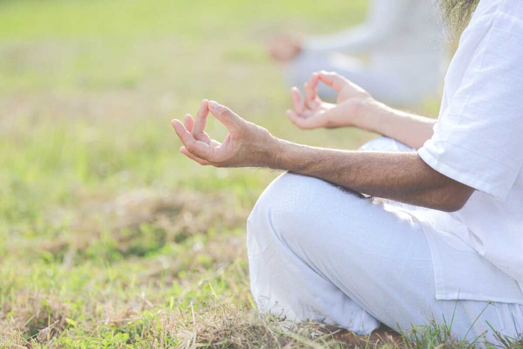 Saiba o que é a meditação e conheça os seus tipos e benefícios científicos. Veja como começar a meditar do zero com um guia prático, plano progressivo e técnicas para situações específicas.