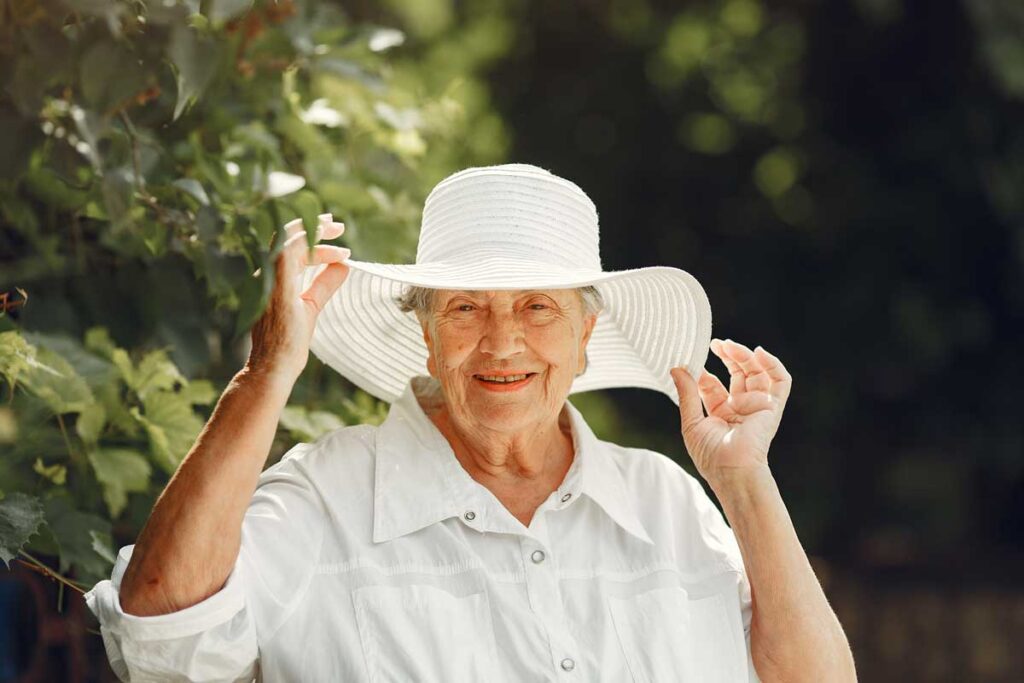 Saiba como proteger os idosos do calor extremo no verão. Conheça os sinais de alerta do golpe de calor, as medidas de prevenção e o que fazer numa emergência para garantir a segurança do seu familiar.
