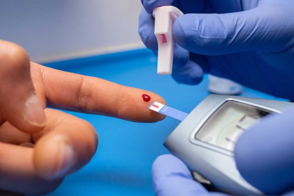 Saiba o que são os triglicéridos altos e quais as suas causas e riscos. Conheça os valores normais, o que comer e as melhores estratégias para baixar os triglicéridos de forma eficaz.