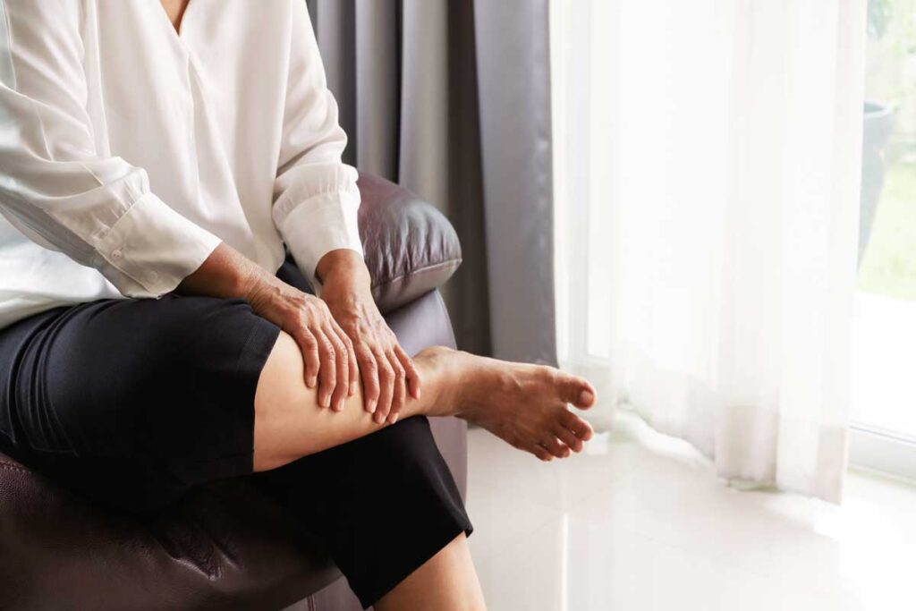 Saiba o que causa o inchaço nas pernas e quando é motivo de preocupação. Conheça os sinais de alerta, as doenças associadas e as melhores formas de aliviar e prevenir o edema nos membros inferiores.
