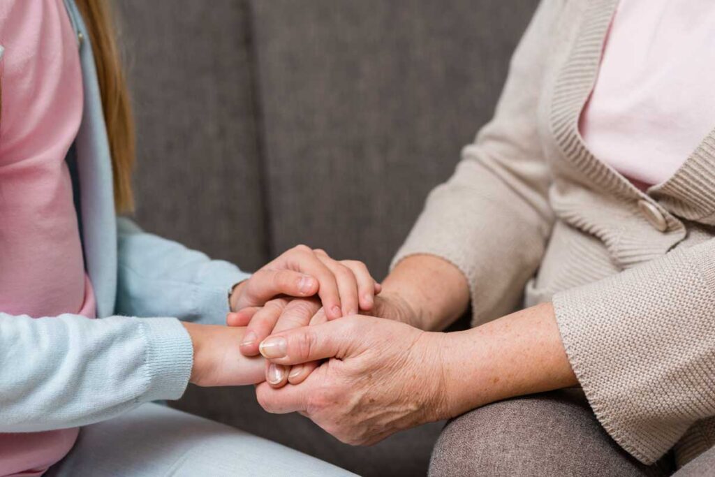 Internamentos sociais em Portugal: o que são, principais causas, doentes mais afetados, consequências para o SNS e alternativas como o apoio domiciliário