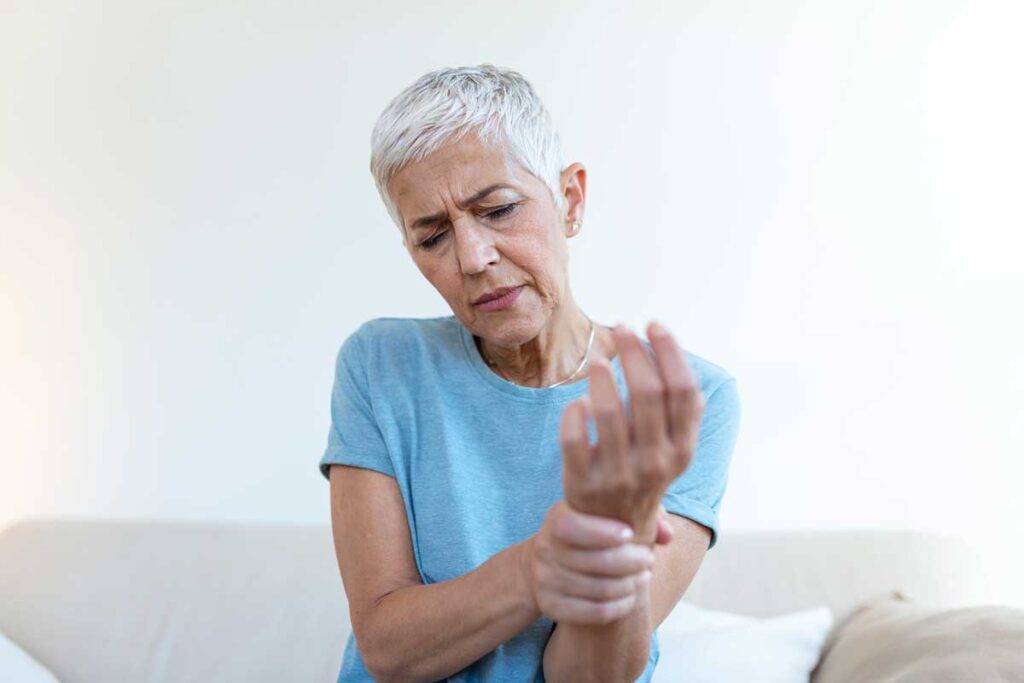 Saiba quais os sintomas da osteoporose em idosos, os fatores de risco e as consequências de não tratar. Conheça as melhores estratégias de prevenção e tratamento para a saúde óssea na terceira idade