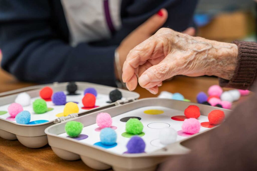 Saiba o que é a terapia ocupacional para idosos e como ajuda a preservar a autonomia no dia a dia. Conheça os benefícios, as indicações por condição e como funciona em casa com o apoio de um cuidador.
