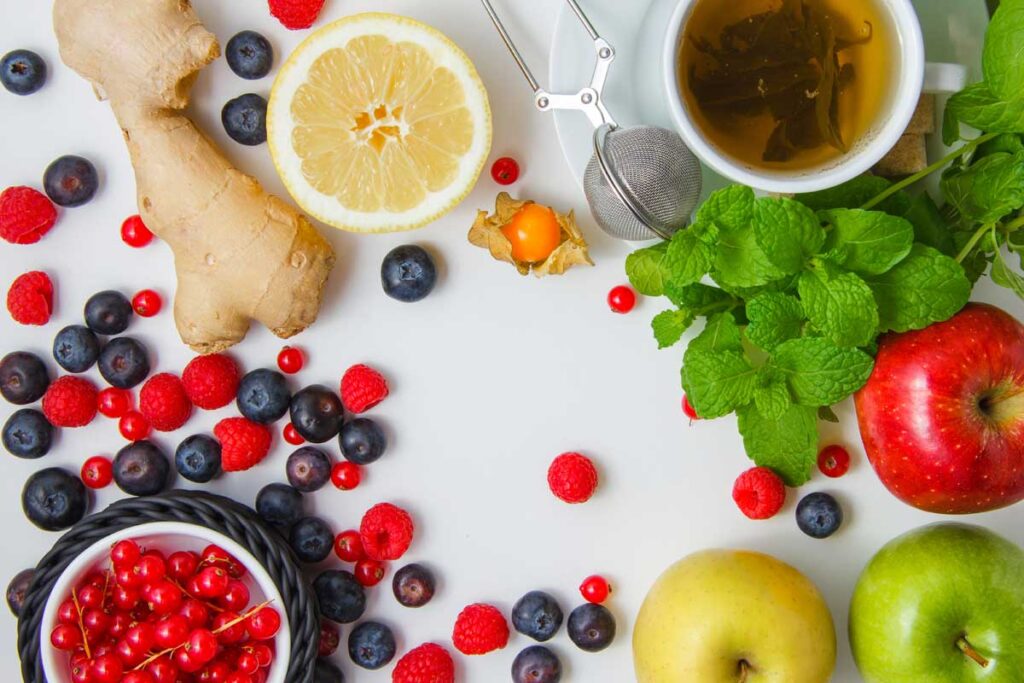 Saiba o que é a alimentação anti inflamatória e que alimentos reduzem a inflamação crónica. Conheça os benefícios para a saúde cardiovascular, cognitiva e articular e como adotar este padrão alimentar.