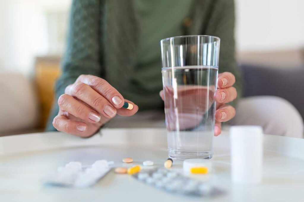 Saiba o que é a automedicação e quais os seus riscos. Conheça os medicamentos mais perigosos de tomar sem receita, os grupos de maior risco e as regras para uma automedicação responsável.