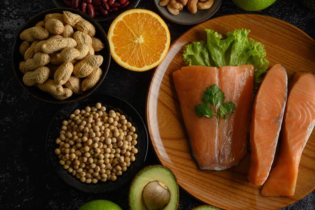 Saiba o que é o ómega 3, quais os tipos EPA e DHA e para que servem. Conheça as melhores fontes alimentares, os benefícios para a saúde e quando suplementar.