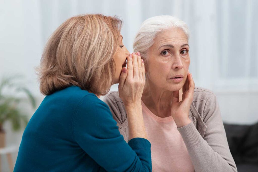Saiba o que é a perda de audição nos idosos, como a reconhecer e quais os riscos de não tratar. Conheça as causas, as soluções disponíveis e como ajudar um familiar com problemas de audição em casa.