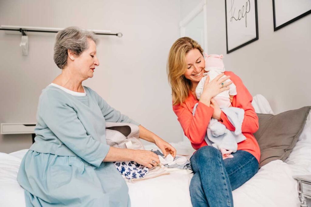 Descubra como o apoio domiciliário pós-parto ajuda as famílias nas primeiras semanas com o bebé. Saiba que tarefas inclui este serviço de apoio em casa após o parto, os preços, como escolher e contratar apoio em casa para depois do parto e para quem é indicado o apoio domiciliário pós-parto.